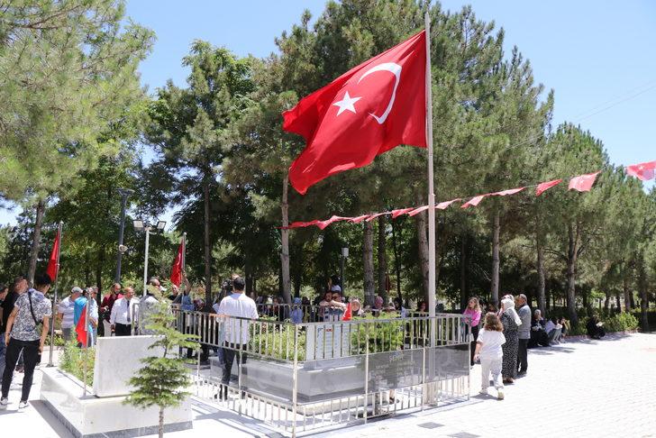 Emekli astsubaylardan şehit Ömer Halisdemir'in mezarını ziyaret G5