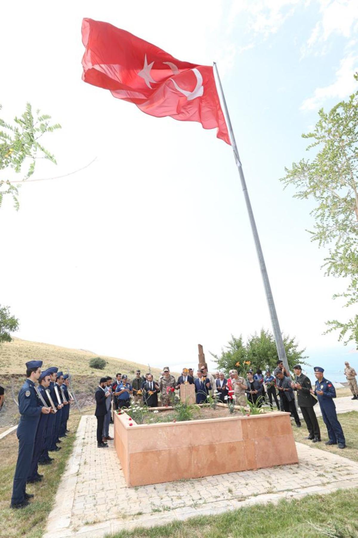Van'daki u&ccedil;ak kazasında şehit olan 7 emniyet mensubu dualarla anıldı