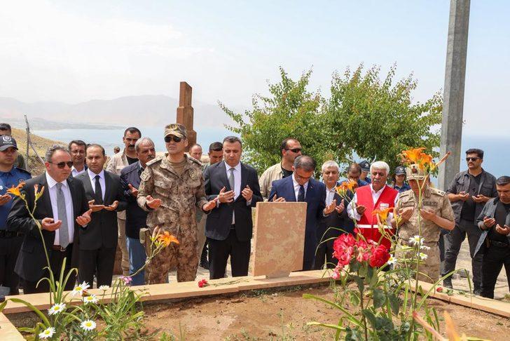 Van'daki uçak kazasında şehit olan 7 emniyet mensubu dualarla anıldı G2