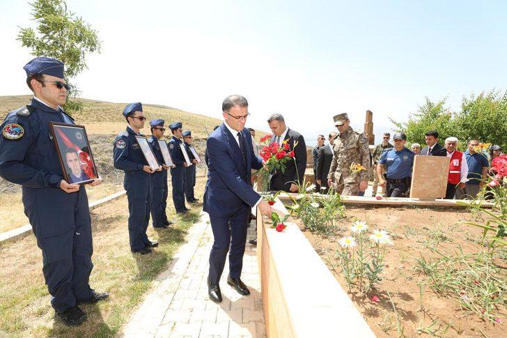 Van'daki uçak kazasında şehit olan 7 emniyet mensubu dualarla anıldı G3