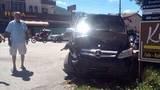 Sakarya'da tur minibüsü ile otomobil çarpıştı, 8 kişi yaralandı