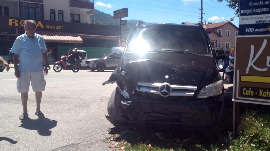 Sakarya'da tur minibüsü ile otomobil çarpıştı, 8 kişi yaralandı