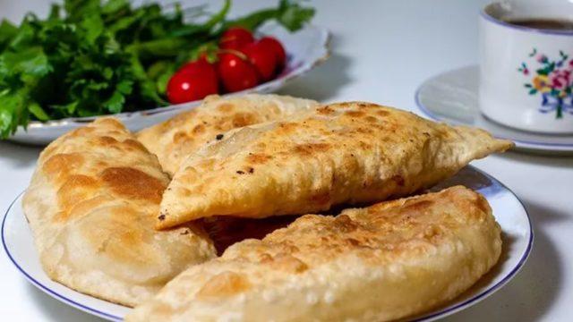 Çiğ börek nasıl yapılır? Yedikçe yediren çiğ börek tarifi!