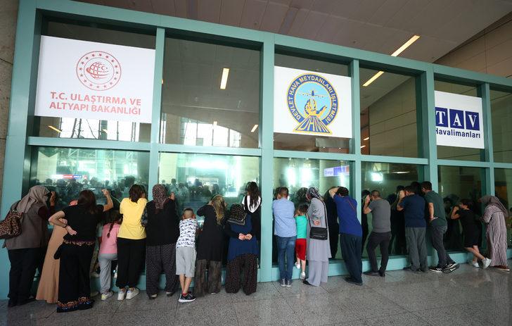 Yurda dönen hacılar, Esenboğa Havalimanı'nda yakınlarınca karşılandı G3