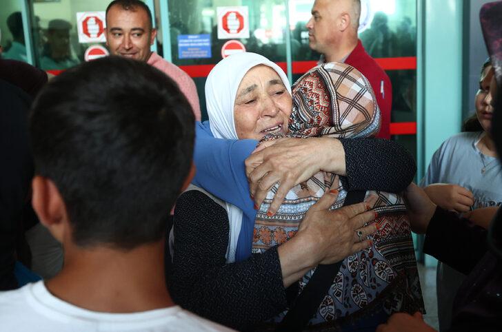 Yurda dönen hacılar, Esenboğa Havalimanı'nda yakınlarınca karşılandı G4