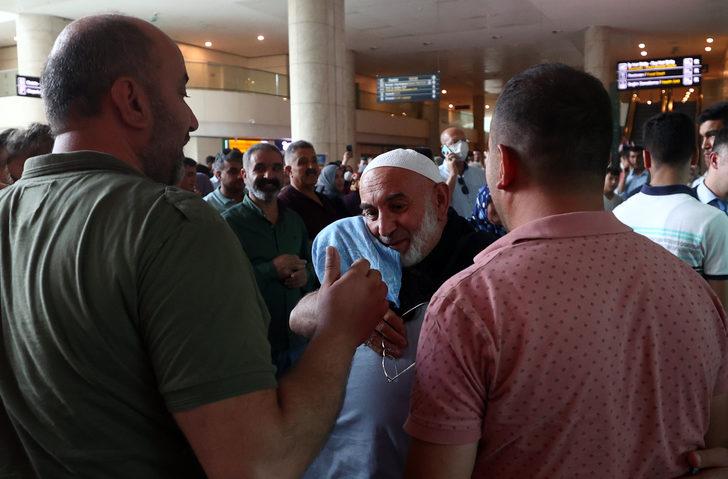 Yurda dönen hacılar, Esenboğa Havalimanı'nda yakınlarınca karşılandı G5