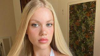 Fenomen Serel Yereli iç çamaşırıyla çimlere uzanıp poz verdi