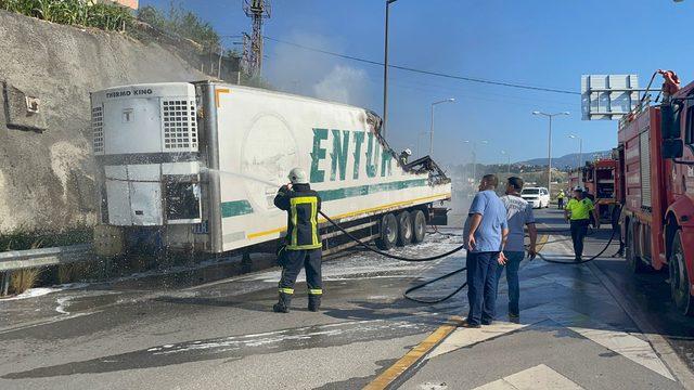 Hatay'da alev alan tırın dorsesi kullanılamaz hale geldi