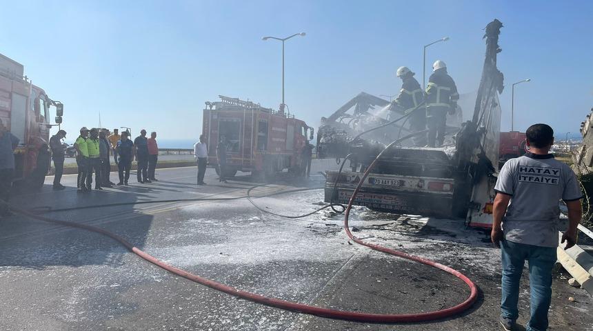 Hatay'da alev alan tırın dorsesi kullanılamaz hale geldi