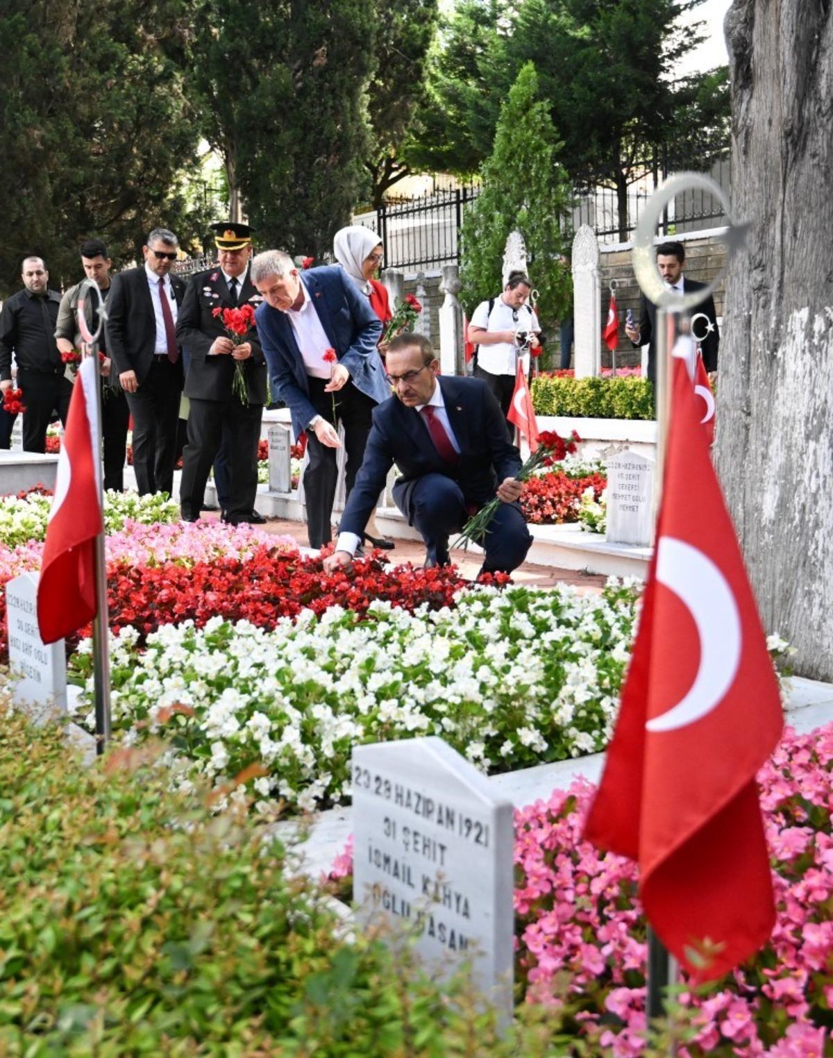 Kocaeli'de şehit kabirleri ziyaret edilerek mevlit okutuldu