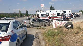 Afyonkarahisar'da akaryakıt istasyonunun tabelasına çarpan otomobildeki 4 kişi yaralandı