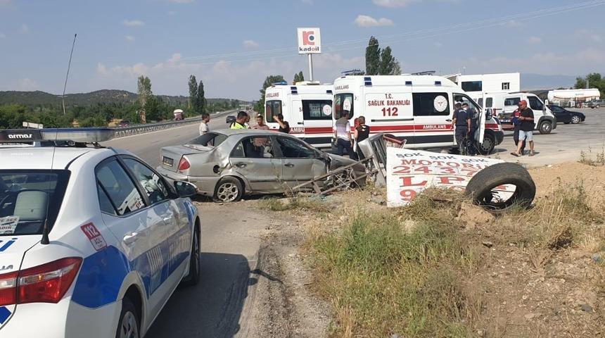 Afyonkarahisar'da akaryakıt istasyonunun tabelasına çarpan otomobildeki 4 kişi yaralandı