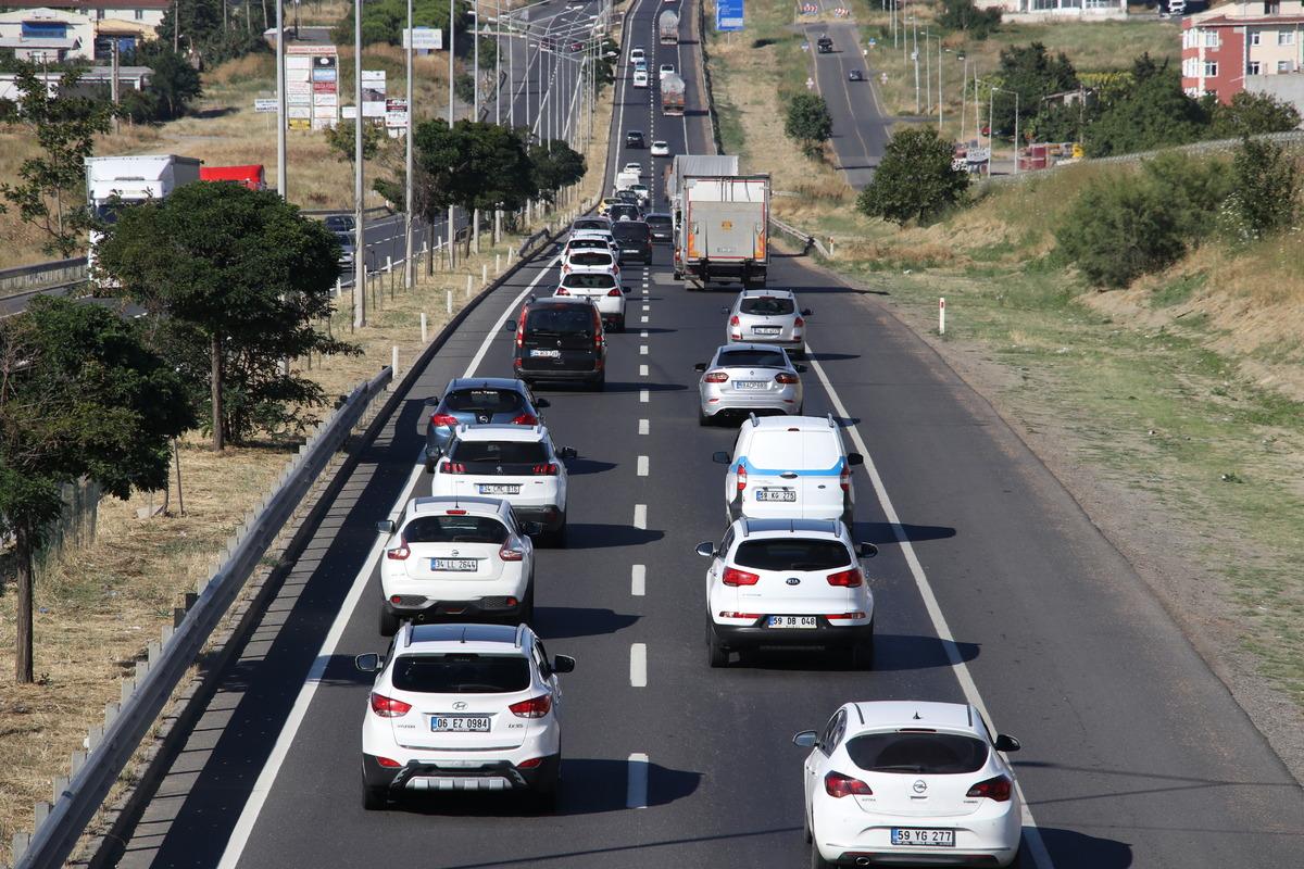 Tekirdağ-İstanbul kara yolunda tatil d&ouml;n&uuml;ş&uuml; yoğunluğu