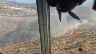 İzmir'de otluk alanda çıkan yangına müdahale ediliyor