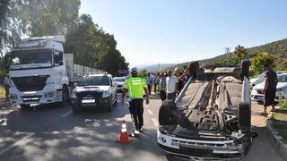 Mersin'de otomobilin çarptığı motosikletteki 2 kişi yaralandı