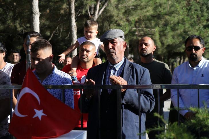 15 Temmuz'un kahraman şehidi Ömer Halisdemir'in kabrinde tören düzenlendi G1