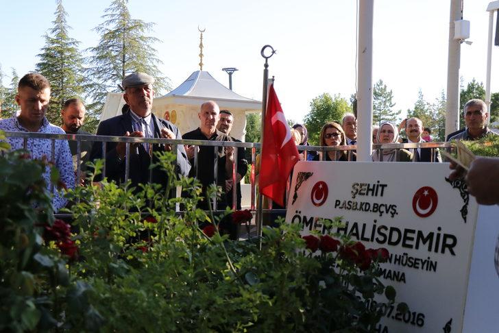 15 Temmuz'un kahraman şehidi Ömer Halisdemir'in kabrinde tören düzenlendi G2