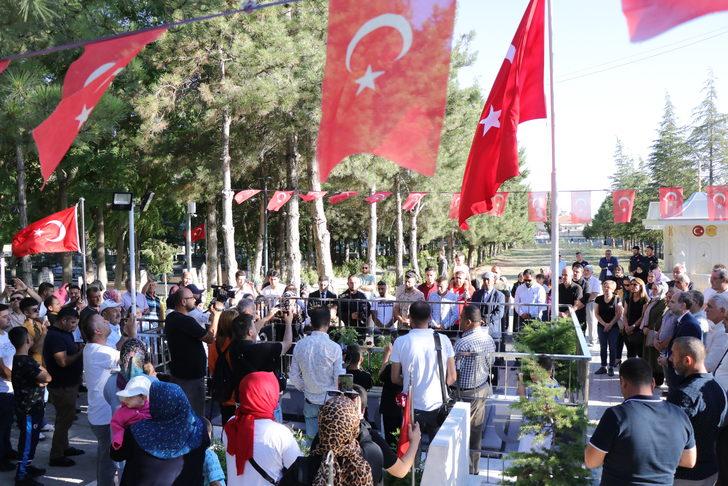 15 Temmuz'un kahraman şehidi Ömer Halisdemir'in kabrinde tören düzenlendi G4