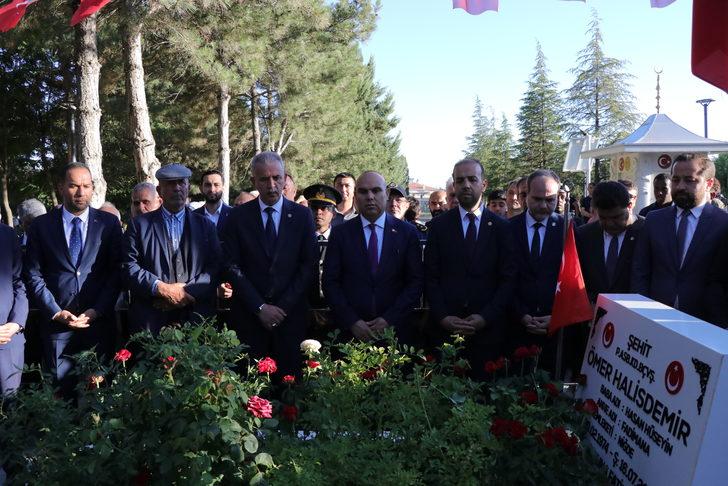 15 Temmuz'un kahraman şehidi Ömer Halisdemir'in kabrinde tören düzenlendi G5