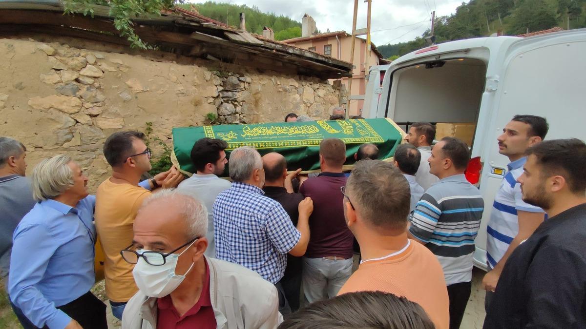 G&Uuml;NCELLEME - Karab&uuml;k'te devrilen trakt&ouml;r&uuml;n altında kalarak &ouml;len 2 kişi toprağa verildi