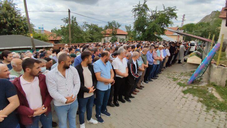 GÜNCELLEME - Karabük'te devrilen traktörün altında kalarak ölen 2 kişi toprağa verildi G2