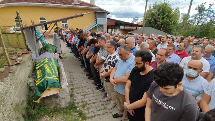 GÜNCELLEME - Karabük'te devrilen traktörün altında kalarak ölen 2 kişi toprağa verildi G3