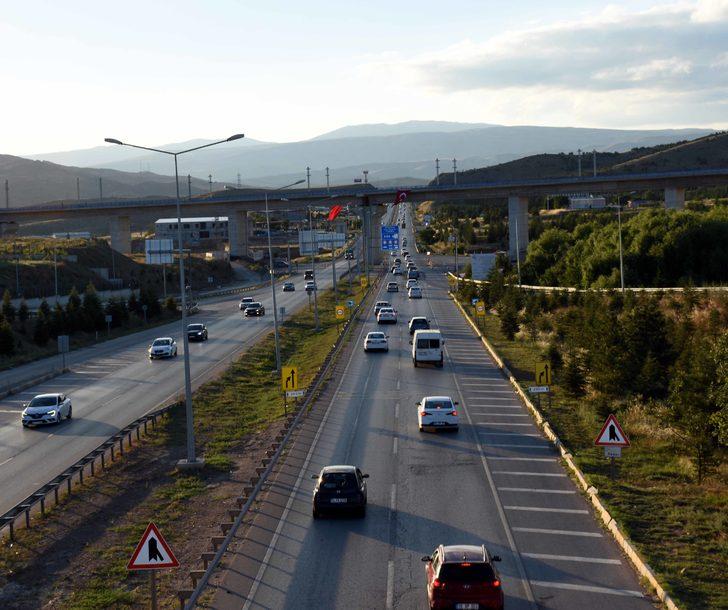 "Kilit kavşak" Kırıkkale'de trafik yoğunluğu yaşanıyor G4