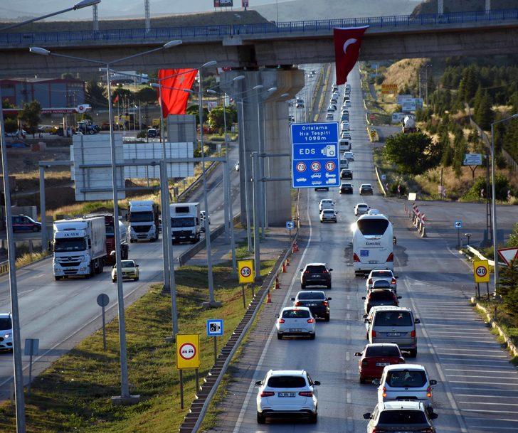 "Kilit kavşak" Kırıkkale'de trafik yoğunluğu yaşanıyor G5