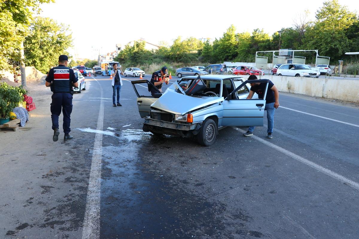 Tekirdağ'da trakt&ouml;re &ccedil;arpan otomobildeki 6 kişi yaralandı