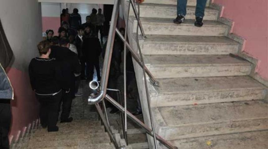 Teneffüse çıkarken korkuluklar yıkıldı! 10 öğrenci yaralı