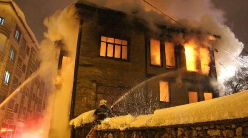 Bolu'da tarihi binada yangın