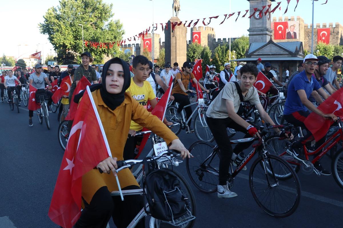 Kayseri'de 15 Temmuz Demokrasi ve Milli Birlik G&uuml;n&uuml; dolayısıyla y&uuml;r&uuml;y&uuml;ş d&uuml;zenlendi
