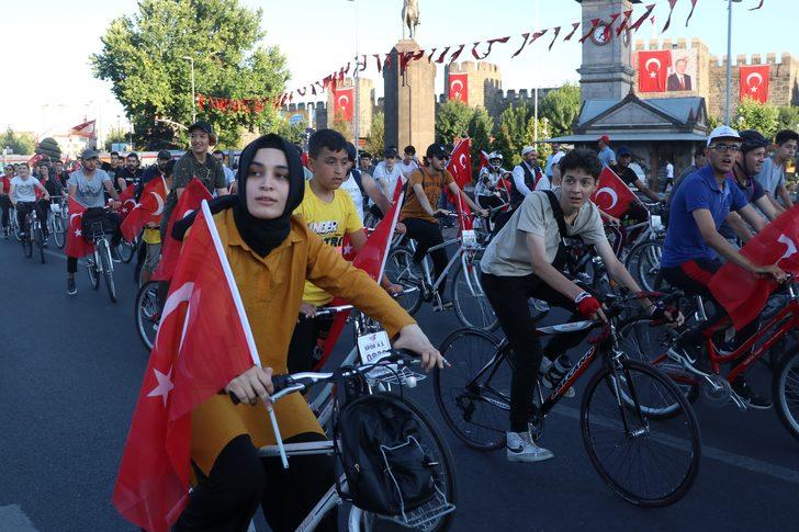Kayseri'de 15 Temmuz Demokrasi ve Milli Birlik Günü dolayısıyla yürüyüş düzenlendi G1