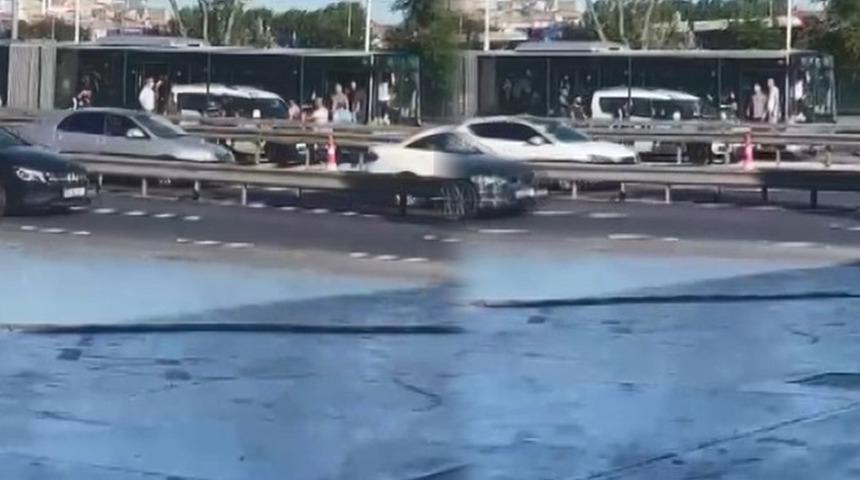 Yolcuların sıkışıklık kavgası! Metrobüs yolunda birbirlerini kovaladılar