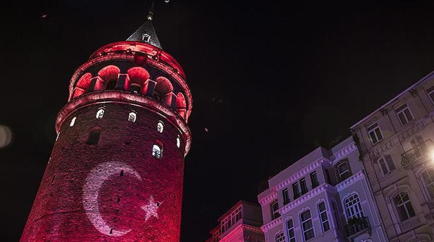 İstanbul'un simge yapılarında 15 Temmuz mapping gösterisi