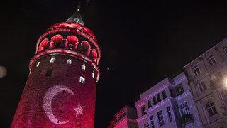 İstanbul'un simge yapılarında 15 Temmuz mapping gösterisi