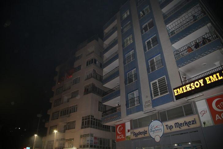 Şanlıurfa'da ev yangınında dumandan etkilenen 1 kişiyi itfaiye kurtardı G2