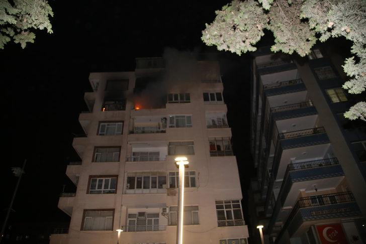 Şanlıurfa'da ev yangınında dumandan etkilenen 1 kişiyi itfaiye kurtardı G4