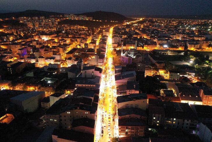 Kars'ta darbe girişimi gecesi yollara konulan iş makineleriyle konvoy oluşturuldu G1