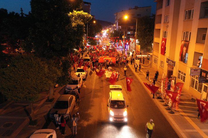 Kars'ta darbe girişimi gecesi yollara konulan iş makineleriyle konvoy oluşturuldu G3