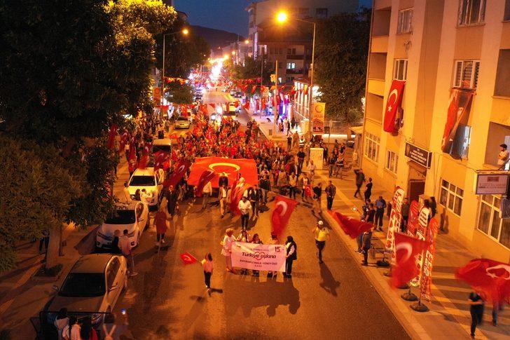 Kars'ta darbe girişimi gecesi yollara konulan iş makineleriyle konvoy oluşturuldu G4