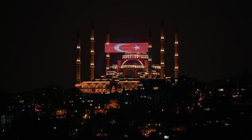 15 Temmuz'un yıl dönümünde tüm camilerden selalar yükseldi