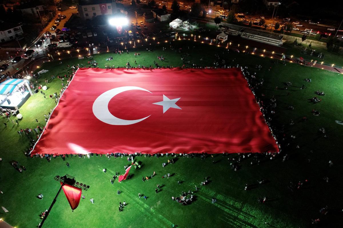 Kayseri'de dev T&uuml;rk bayrağı a&ccedil;ıldı