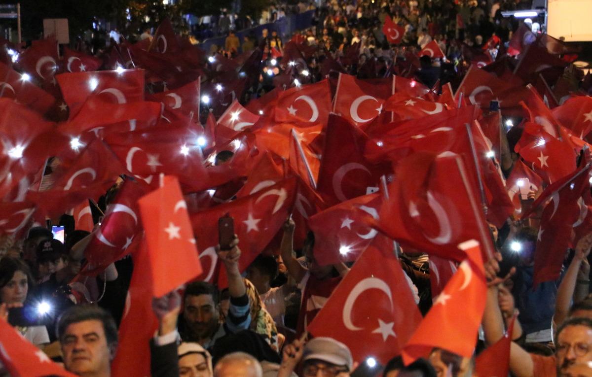 Erzurum'da vatandaşlar ellerinde T&uuml;rk bayraklarıyla 15 Temmuz şehitlerini andı
