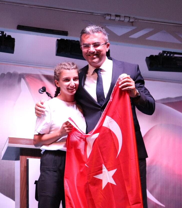 Erzurum'da vatandaşlar ellerinde Türk bayraklarıyla 15 Temmuz şehitlerini andı G2