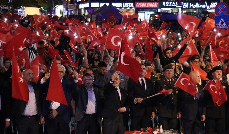 Erzurum'da vatandaşlar ellerinde Türk bayraklarıyla 15 Temmuz şehitlerini andı G3