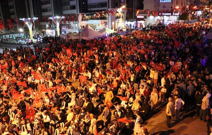 Erzurum'da vatandaşlar ellerinde Türk bayraklarıyla 15 Temmuz şehitlerini andı G4