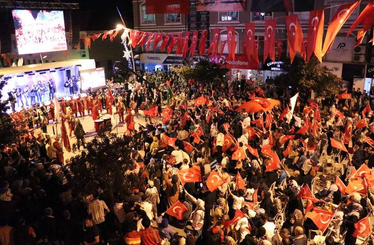 Erzurum'da vatandaşlar ellerinde Türk bayraklarıyla 15 Temmuz şehitlerini andı G5