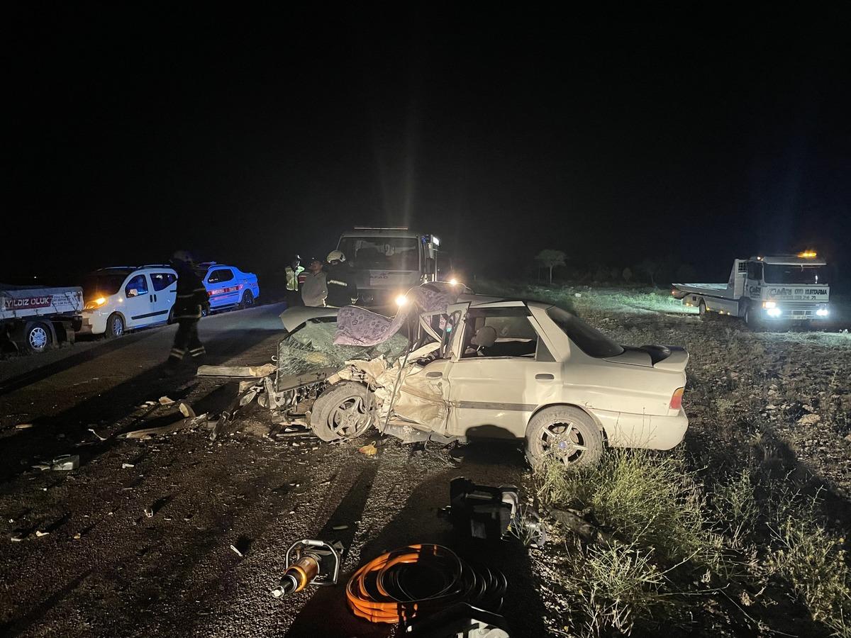 Aksaray'da kamyonet ile &ccedil;arpışan otomobilin s&uuml;r&uuml;c&uuml;s&uuml; &ouml;ld&uuml;, 6 kişi yaralandı