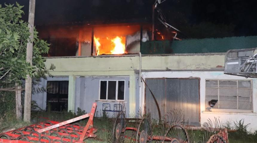 Kocaeli'de iki katlı evde çıkan yangın söndürüldü